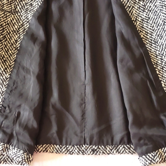 NWOT. Woman's Wool blended and full lined half length blazer. - Picture 6 of 8